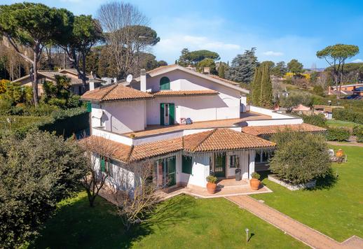 Элегантная резиденция 500 м² на территории 2000 м², с большими панорамными террасами, бассейном и службой охраны Image 2