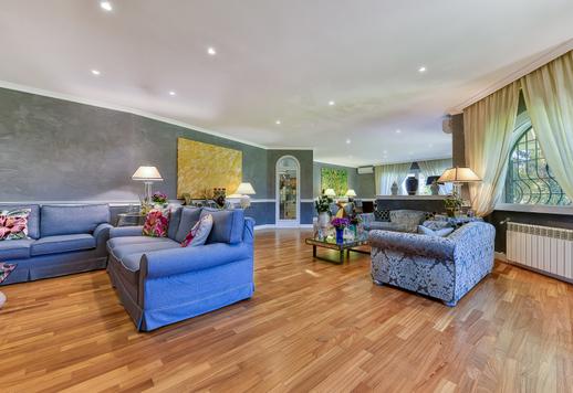 Элегантная резиденция 500 м² на территории 2000 м², с большими панорамными террасами, бассейном и службой охраны Image 7