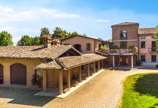 Unabhängige Residenz mit 1.000 m² auf vier Ebenen, mit sechs Schlafzimmern, sechs Bädern, Pool, Sportanlagen, Photovoltaikanlage und 6.000 m² großem Park in der Val Chero Image 2