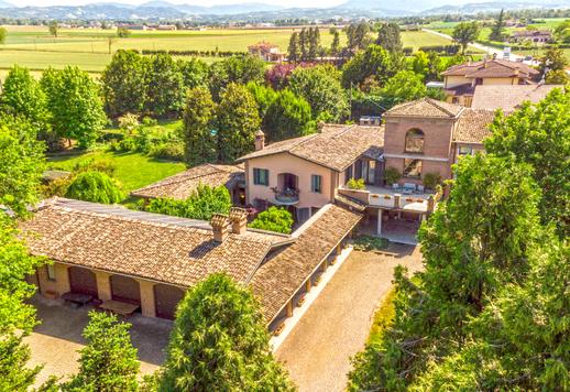 Unabhängige Residenz mit 1.000 m² auf vier Ebenen, mit sechs Schlafzimmern, sechs Bädern, Pool, Sportanlagen, Photovoltaikanlage und 6.000 m² großem Park in der Val Chero Image 1