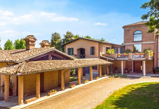 Unabhängige Residenz mit 1.000 m² auf vier Ebenen, mit sechs Schlafzimmern, sechs Bädern, Pool, Sportanlagen, Photovoltaikanlage und 6.000 m² großem Park in der Val Chero Image 3