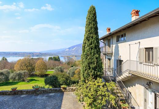 Raffinata dimora di charme con uliveto e panorama sul Lago di Annone Image 1