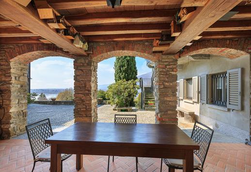 Raffinata dimora di charme con uliveto e panorama sul Lago di Annone Image 8