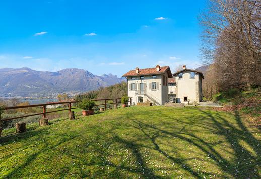 Raffinata dimora di charme con uliveto e panorama sul Lago di Annone Image 3