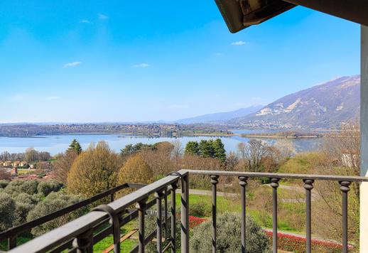 Raffinata dimora di charme con uliveto e panorama sul Lago di Annone Image 9