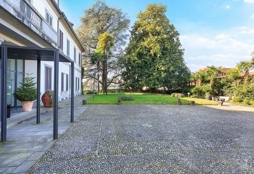 Importante dimora d’epoca con ampi saloni di rappresentanza, numerose suite per gli ospiti e dependance indipendente, ideale per ricevimenti e ospitalità di alto livello Image 7