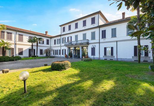 Importante dimora d’epoca con ampi saloni di rappresentanza, numerose suite per gli ospiti e dependance indipendente, ideale per ricevimenti e ospitalità di alto livello Image 6