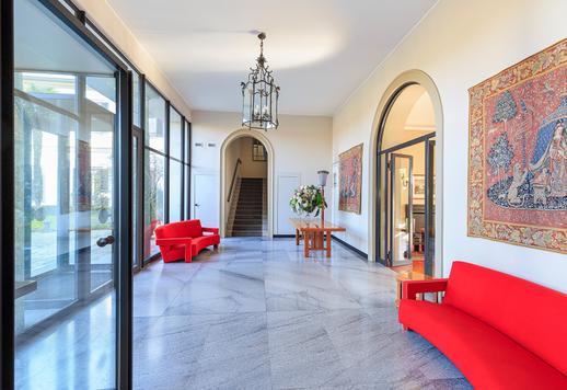 Importante dimora d’epoca con ampi saloni di rappresentanza, numerose suite per gli ospiti e dependance indipendente, ideale per ricevimenti e ospitalità di alto livello Image 8