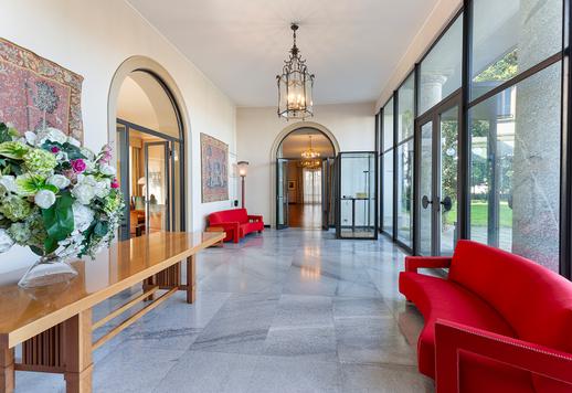 Importante dimora d’epoca con ampi saloni di rappresentanza, numerose suite per gli ospiti e dependance indipendente, ideale per ricevimenti e ospitalità di alto livello Image 9