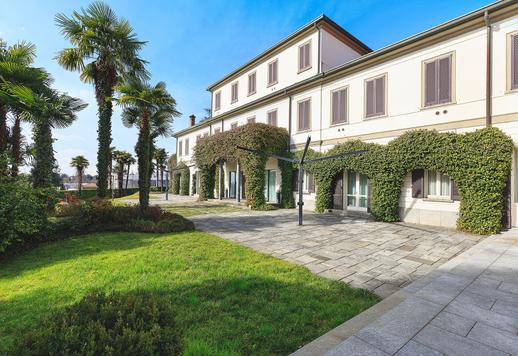 Importante dimora d’epoca con ampi saloni di rappresentanza, numerose suite per gli ospiti e dependance indipendente, ideale per ricevimenti e ospitalità di alto livello Image 5