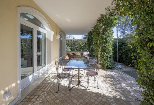 Elegant property of approximately 500 sqm on three levels, with three bedrooms, four bathrooms and a private 3,500-sqm garden in a quiet residential context Image 3