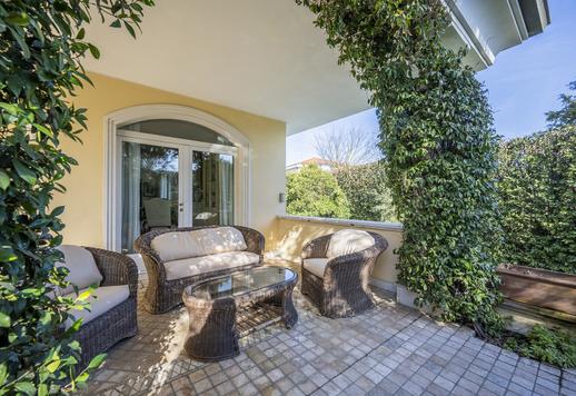 Elegant property of approximately 500 sqm on three levels, with three bedrooms, four bathrooms and a private 3,500-sqm garden in a quiet residential context Image 4