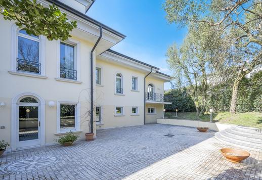Elegant property of approximately 500 sqm on three levels, with three bedrooms, four bathrooms and a private 3,500-sqm garden in a quiet residential context Image 7
