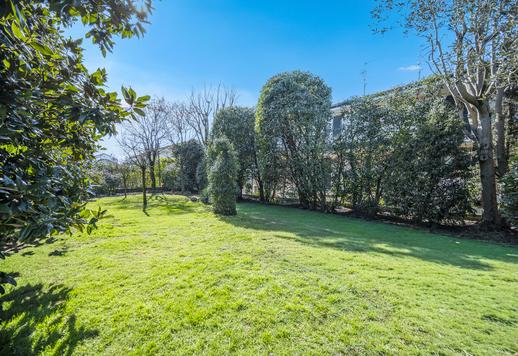 Elegant property of approximately 500 sqm on three levels, with three bedrooms, four bathrooms and a private 3,500-sqm garden in a quiet residential context Image 6