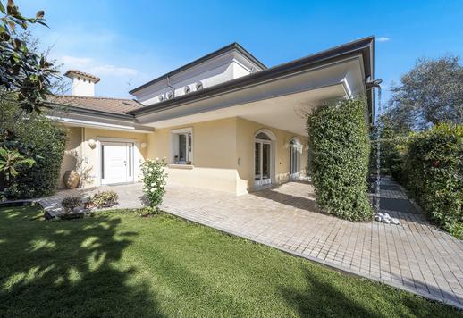 Elegant property of approximately 500 sqm on three levels, with three bedrooms, four bathrooms and a private 3,500-sqm garden in a quiet residential context Image 2
