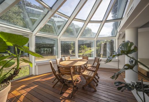 Elegant property of approximately 500 sqm on three levels, with three bedrooms, four bathrooms and a private 3,500-sqm garden in a quiet residential context Image 9