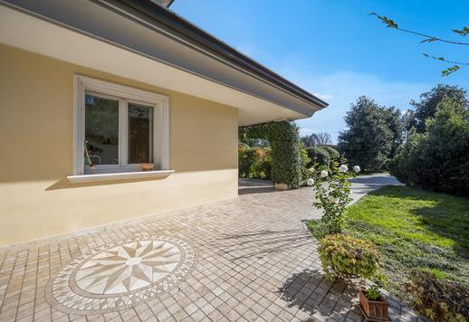 Elegant property of approximately 500 sqm on three levels, with three bedrooms, four bathrooms and a private 3,500-sqm garden in a quiet residential context Image 8