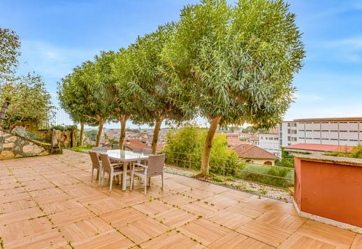 Importante résidence d'environ 900 m² sur trois niveaux avec loft ouvert au dernier étage, salons décorés de fresques, sept chambres, dix salles de bains et parc d'un hectare avec possibilité d'aménager une nouvelle piscine. Image 6