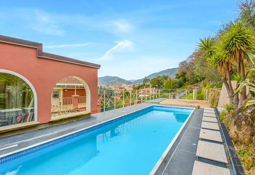 Importante résidence d'environ 900 m² sur trois niveaux avec loft ouvert au dernier étage, salons décorés de fresques, sept chambres, dix salles de bains et parc d'un hectare avec possibilité d'aménager une nouvelle piscine. Image 4