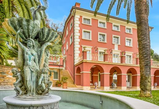 Importante résidence d'environ 900 m² sur trois niveaux avec loft ouvert au dernier étage, salons décorés de fresques, sept chambres, dix salles de bains et parc d'un hectare avec possibilité d'aménager une nouvelle piscine. Image 3