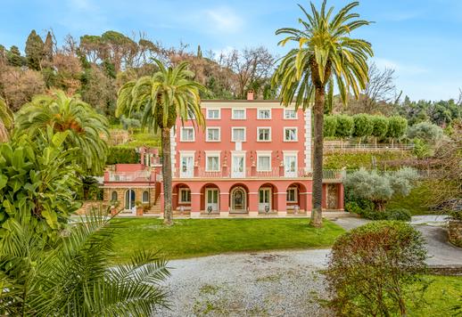 Importante résidence d'environ 900 m² sur trois niveaux avec loft ouvert au dernier étage, salons décorés de fresques, sept chambres, dix salles de bains et parc d'un hectare avec possibilité d'aménager une nouvelle piscine. Image 1