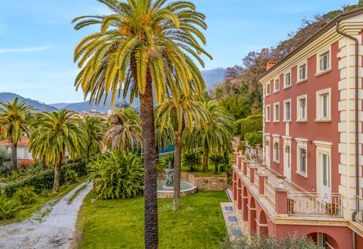 Importante résidence d'environ 900 m² sur trois niveaux avec loft ouvert au dernier étage, salons décorés de fresques, sept chambres, dix salles de bains et parc d'un hectare avec possibilité d'aménager une nouvelle piscine. Image 9