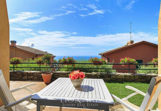 Résidence sur deux niveaux avec grand jardin, garage et cave à proximité de Portofino Image 8