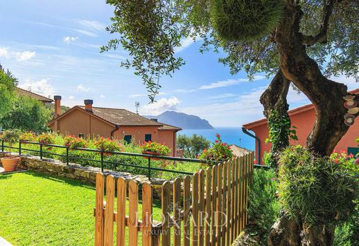 Résidence sur deux niveaux avec grand jardin, garage et cave à proximité de Portofino Image 4