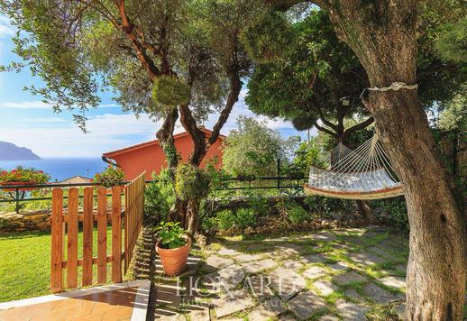 Résidence sur deux niveaux avec grand jardin, garage et cave à proximité de Portofino Image 5