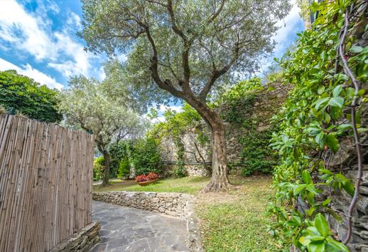 Résidence sur deux niveaux avec grand jardin, garage et cave à proximité de Portofino Image 9