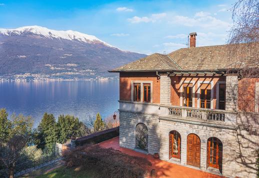 عقار تاريخي مرموق يطل على بحيرة كومو، مع حديقة مسطحة وملحق. Image 1