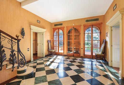 عقار تاريخي مرموق يطل على بحيرة كومو، مع حديقة مسطحة وملحق. Image 4