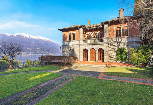 عقار تاريخي مرموق يطل على بحيرة كومو، مع حديقة مسطحة وملحق. Image 2