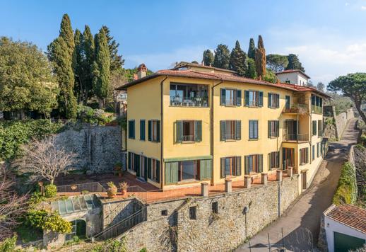 Importante residenza di circa 900 mq su tre livelli, con undici camere, tredici bagni, grandi saloni affacciati sulla campagna fiorentina, terrazza abitabile e giardino privato Image 2