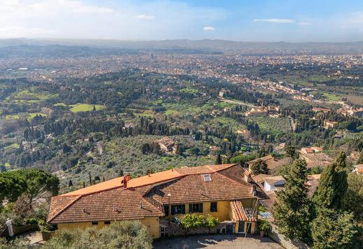 Importante residenza di circa 900 mq su tre livelli, con undici camere, tredici bagni, grandi saloni affacciati sulla campagna fiorentina, terrazza abitabile e giardino privato Image 3