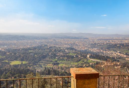 Importante residenza di circa 900 mq su tre livelli, con undici camere, tredici bagni, grandi saloni affacciati sulla campagna fiorentina, terrazza abitabile e giardino privato Image 4
