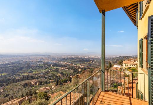 Importante residenza di circa 900 mq su tre livelli, con undici camere, tredici bagni, grandi saloni affacciati sulla campagna fiorentina, terrazza abitabile e giardino privato Image 5