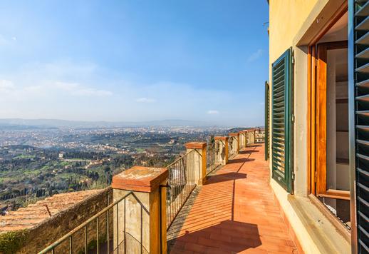 Importante residenza di circa 900 mq su tre livelli, con undici camere, tredici bagni, grandi saloni affacciati sulla campagna fiorentina, terrazza abitabile e giardino privato Image 6