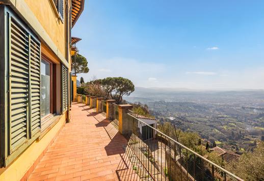 Importante residenza di circa 900 mq su tre livelli, con undici camere, tredici bagni, grandi saloni affacciati sulla campagna fiorentina, terrazza abitabile e giardino privato Image 7