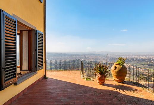 Importante residenza di circa 900 mq su tre livelli, con undici camere, tredici bagni, grandi saloni affacciati sulla campagna fiorentina, terrazza abitabile e giardino privato Image 8
