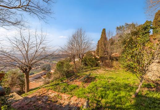 Importante residenza di circa 900 mq su tre livelli, con undici camere, tredici bagni, grandi saloni affacciati sulla campagna fiorentina, terrazza abitabile e giardino privato Image 9