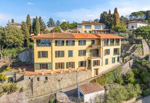 Importante residenza di circa 900 mq su tre livelli, con undici camere, tredici bagni, grandi saloni affacciati sulla campagna fiorentina, terrazza abitabile e giardino privato Image 1