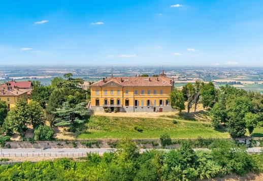 Proprietà di origini medioevali sviluppata su 5.500 mq tra corpo principale affiancato da raffinata villa in stile Liberty ed edifici rustici polifunzionali Image 2