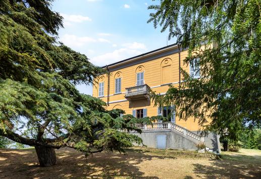 Proprietà di origini medioevali sviluppata su 5.500 mq tra corpo principale affiancato da raffinata villa in stile Liberty ed edifici rustici polifunzionali Image 6
