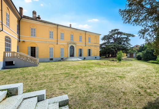 Proprietà di origini medioevali sviluppata su 5.500 mq tra corpo principale affiancato da raffinata villa in stile Liberty ed edifici rustici polifunzionali Image 7