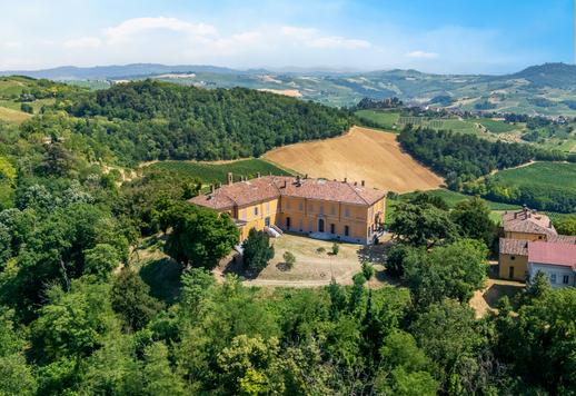 Proprietà di origini medioevali sviluppata su 5.500 mq tra corpo principale affiancato da raffinata villa in stile Liberty ed edifici rustici polifunzionali Image 3