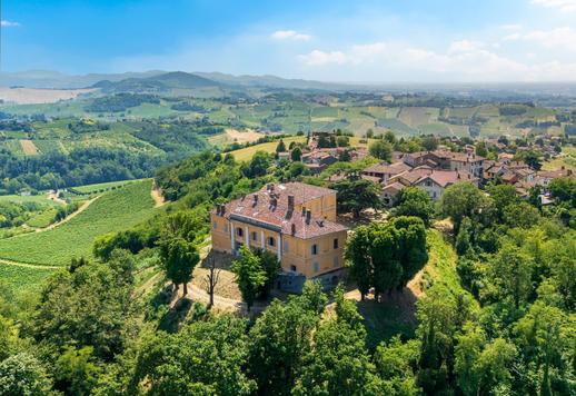 Proprietà di origini medioevali sviluppata su 5.500 mq tra corpo principale affiancato da raffinata villa in stile Liberty ed edifici rustici polifunzionali Image 4