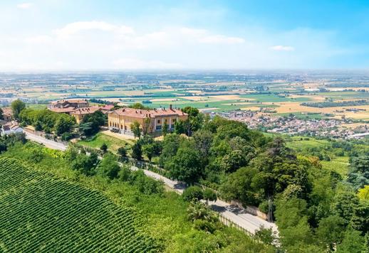 Proprietà di origini medioevali sviluppata su 5.500 mq tra corpo principale affiancato da raffinata villa in stile Liberty ed edifici rustici polifunzionali Image 1