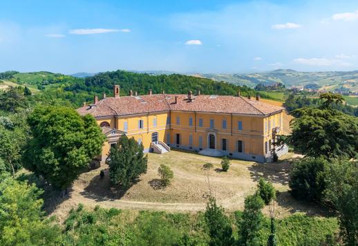 Proprietà di origini medioevali sviluppata su 5.500 mq tra corpo principale affiancato da raffinata villa in stile Liberty ed edifici rustici polifunzionali Image 5