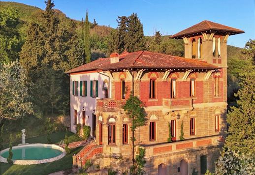 Residenza di circa 991 mq su quattro livelli con sei camere, sei bagni, piscina, dependance, rooftop e garage triplo in parco privato con oliveto di circa 8.000 mq Image 1